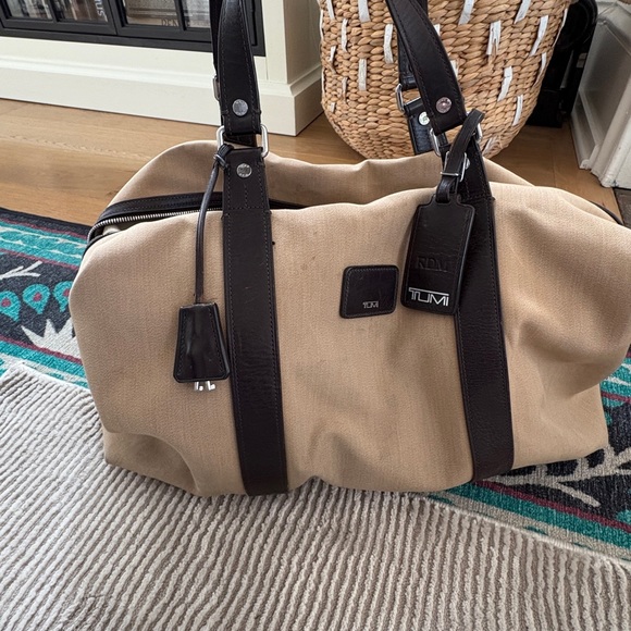 Tumi Duffle tan with leather straps - Picture 3 of 11